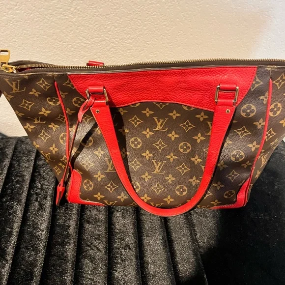 Louis Vuitton - Picture 2 of 8